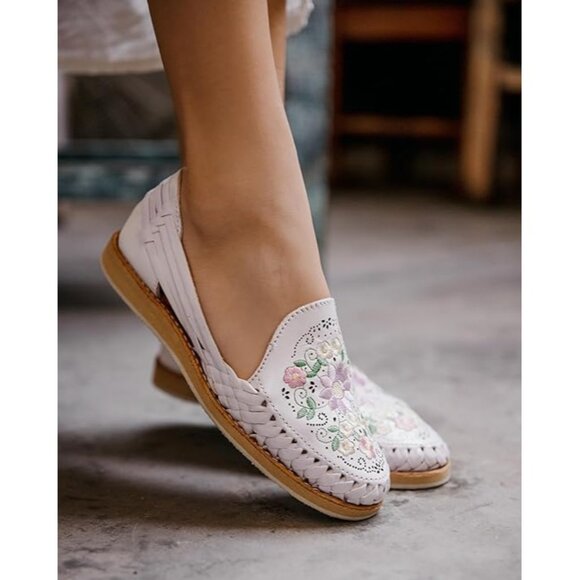 Handcrafted White Leather Flat Sandals Women's Size 6 Slip On Floral Embroidery - Picture 4 of 4